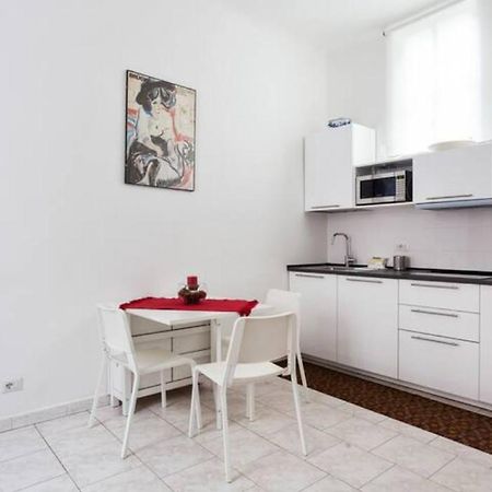 Isola And Zara Comfortable Apartment Milánó Kültér fotó